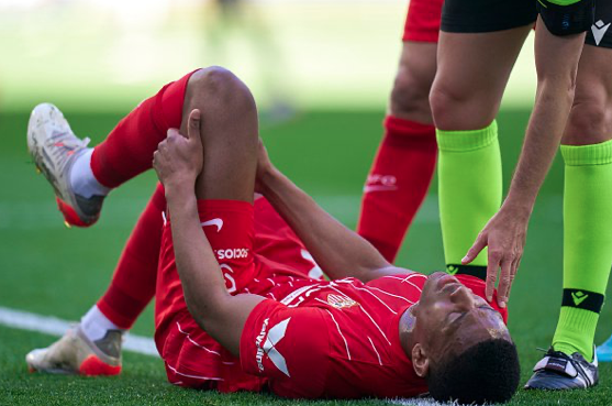 Martial dính chấn thương trong trận đấu trước Espanyol. Ảnh: Getty