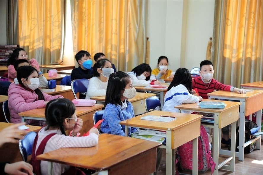 Nhiều tỉnh thành hỏa tốc cho học sinh nghỉ học vì dịch COVID-19, nơi khác vẫn kiên định dạy học trực tiếp. Ảnh: Hải Nguyễn.