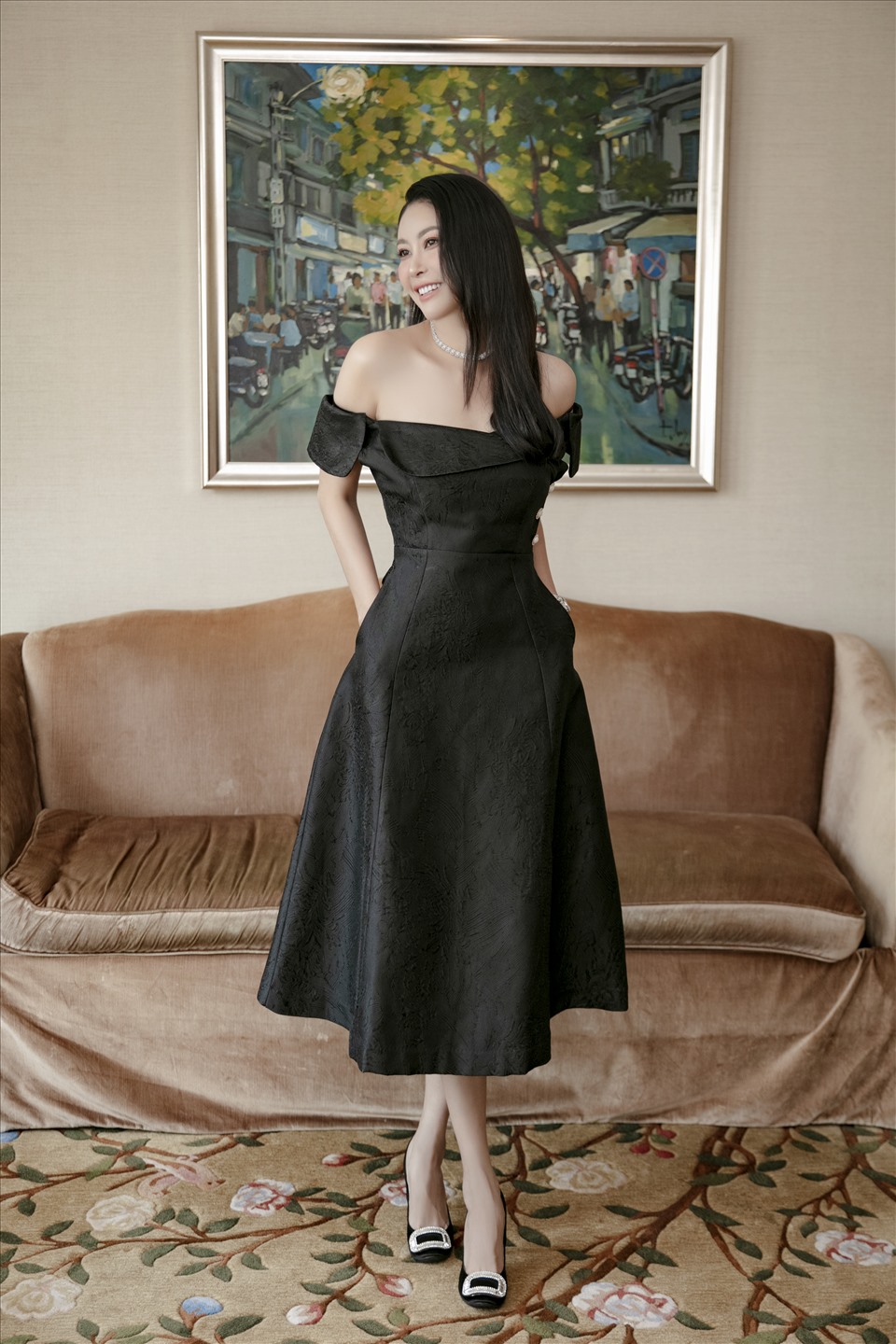 Hoa hậu Hà Kiều Anh lựa chọn phong cách tối giản sang trọng khi phối thiết kế đầm đen của SIXDO. Ảnh: Tiên Nguyễn, Bảo Trần