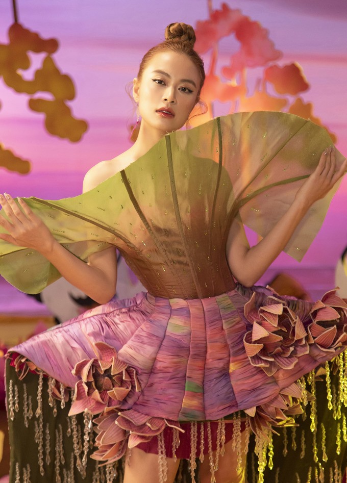 Hoàng Thuỳ Linh đầy màu sắc trong MV mới “See tình“. Ảnh: NVCC