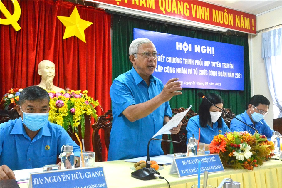 Chủ tịch LĐLĐ tỉnh An Giang Nguyễn Thiện Phú phát biểu tại buổi lễ. Ảnh: PV