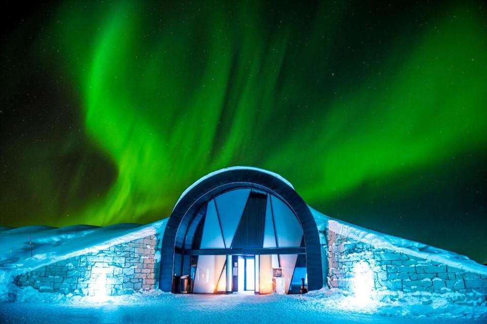 Ngắm cực quang từ lều băng của Ice Hotel (Ảnh: planetofhotels)