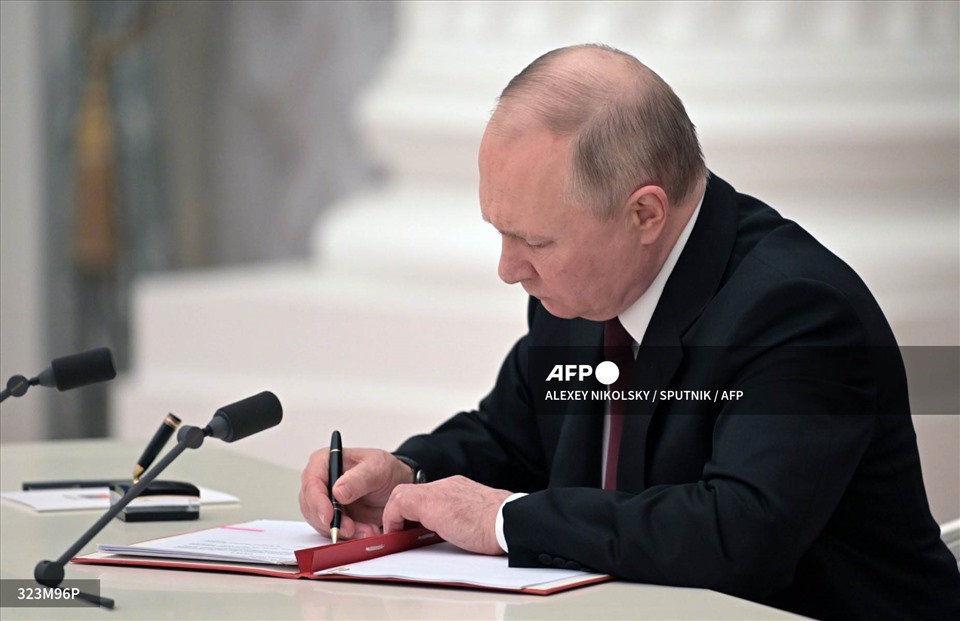 Tổng thống Nga Vladimir Putin ký sắc lệnh công nhận 2 nhà nước cộng hòa tự xưng ở đông Ukraina. Ảnh: AFP