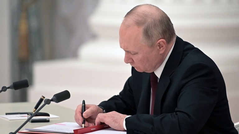 Tổng thống Nga Vladimir Putin ký công nhận hai nước cộng hòa Donetsk và Lugansk ở Donbass, miền Đông Ukraina, ngày 21.2.2022. Ảnh: Kremlin
