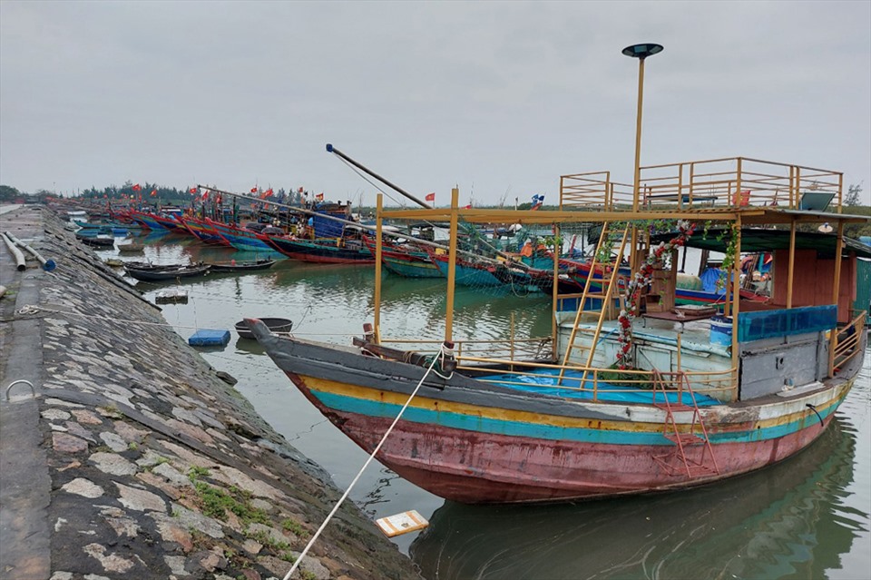 Nhiều chủ tàu neo tàu ở cảng cá Cửa Sót đều chung than phiền khó khăn khi giá dầu cao, ra khơi chi phí cao, thu nhập giảm. Ảnh: Trần Tuấn.