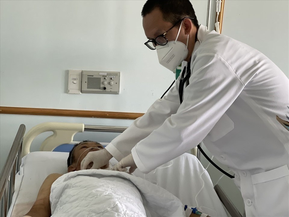 Bác sĩ bệnh viện Quốc tế Hoàn Mỹ Đồng Nai thăm khám cho bệnh nhân. Ảnh: Hà Anh Chiến