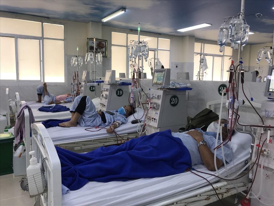 Bệnh nhân chạy thận nhân tạo tại Bệnh viện Lê Văn Thịnh. Ảnh: Nguyễn Ly