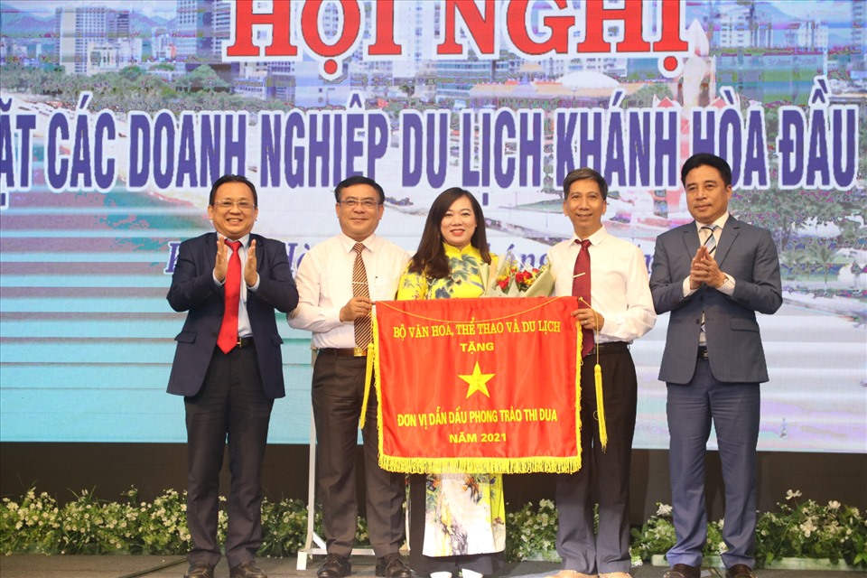 Với sự nỗ lực của tập thể ngành du lịch Khánh Hoà trong năm qua, Sở Du lịch Khánh Hoà đón nhận cờ thi đua xuất sắc của Bộ trưởng Bộ Văn hoá thể thao và Du lịch trao tặng. Ảnh: P.Linh