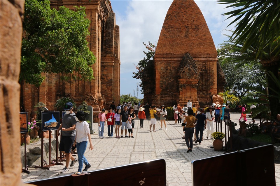 Du khách đến thăm quan khu di tích Tháp bà dịp Tết Nguyên đán Nhâm Dần. Ảnh: P. Linh