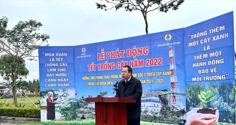 Ông Đỗ Đức Hùng – Ủy viên Ban Chấp hành Tổng LĐLĐVN, Chủ tịch Công đoàn Điện lực Việt Nam phát động “Tết trồng cây 2022“. Ảnh: CĐCC