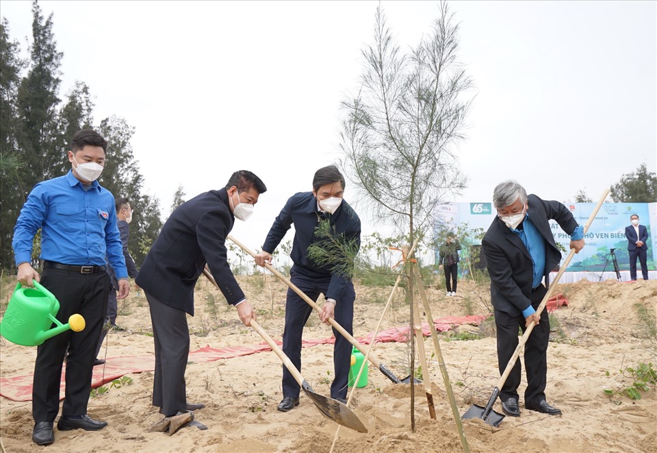 Lãnh đạo các đơn vị tham gia trồng cây tại xã Quỳnh Liên, thị xã Hoàng Mai, tỉnh Nghệ An. Ảnh BIDV