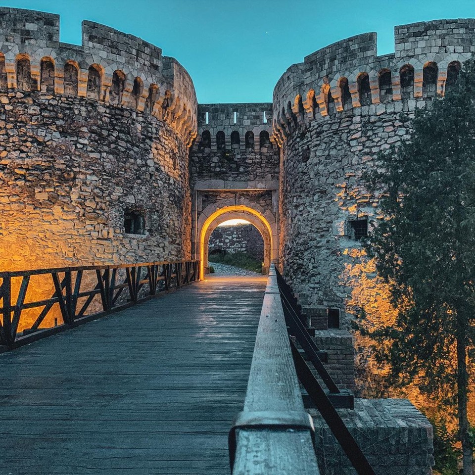 Kalemegdan là công viên rộng lớn nhất của Belgrade, và đây là một địa điểm tuyệt vời để nhìn ra sông Danube và sông Sava.