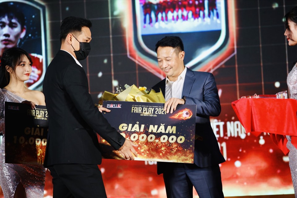 Trợ lí Vũ Hồng Việt của đội tuyển Việt Nam nhận giải Nhì với hành động sơ cứu chấn thương cho cầu thủ Indonesia tại AFF Cup. Ảnh: T.Q