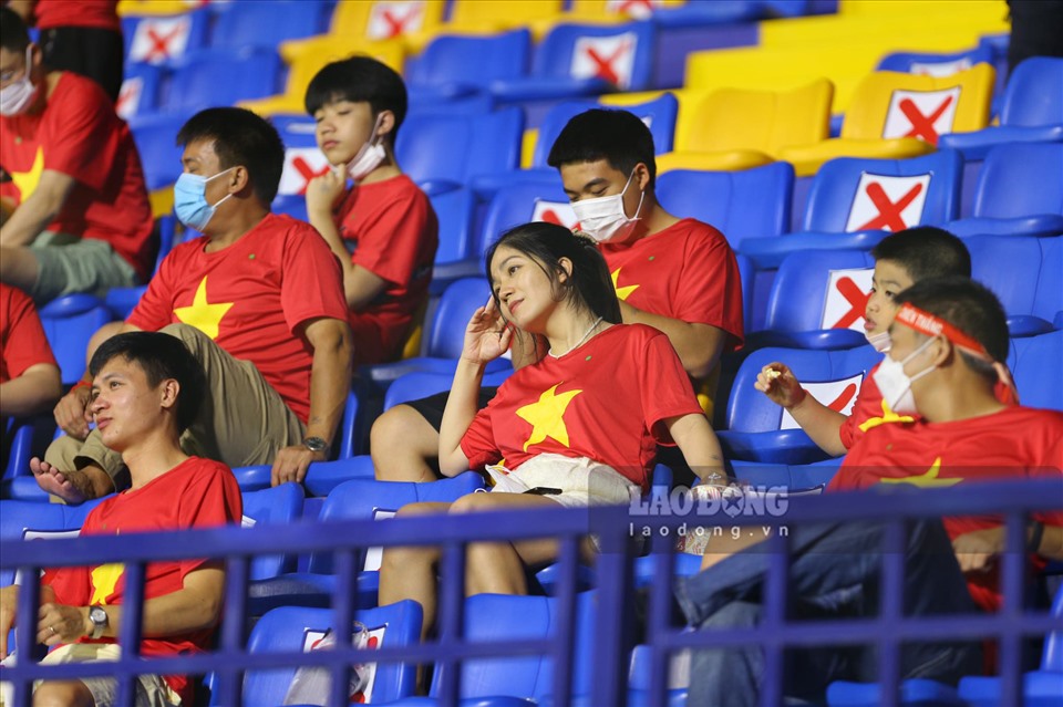 Khán giả Việt Nam “nhuộm đỏ” khán đài sân Prince. Thầy trò huấn luyện viên Đinh Thế Nam được kỳ vọng sẽ giành kết quả có lợi trước U23 Thái Lan để hiên ngang giành vé vào bán kết U23 Đông Nam Á 2022.