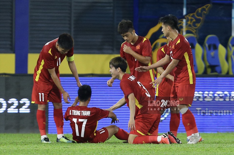Phút 29, U23 Việt Nam có bàn vươn lên dẫn trước trong sự vỡ oà của các khán giả trên sân Prince. Từ chấm sút phạt bên cánh phải, Trung Thành dứt điểm cực mạnh không cho thủ môn của U23 Thái Lan cơ hội nào để cản phá.