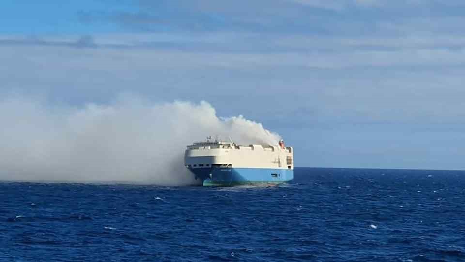 Tàu bốc cháy giữa Đại Tây Dương. Ảnh: Hải quân Bồ Đào Nha