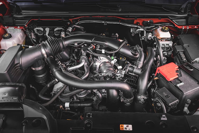 Bên dưới nắp ca-pô là động cơ 3.0L tăng áp kép V6 mới. Ảnh: Ford.