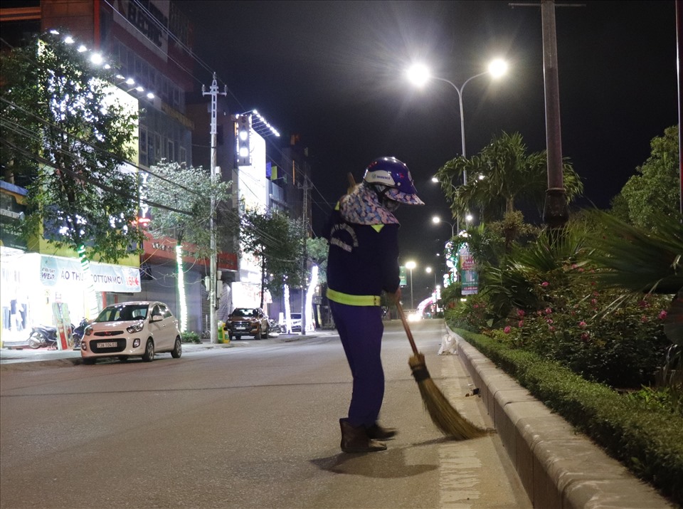 Trong cái lạnh 13 độ C cùng trời mưa phùn, nhiều công nhân vệ sinh môi trường tại TP. Đồng Hới (tỉnh Quảng Bình) vẫn gồng mình làm việc, hoạt động một cách bình thường để giữ cho đường phố sạch sẽ. Ảnh: H.L