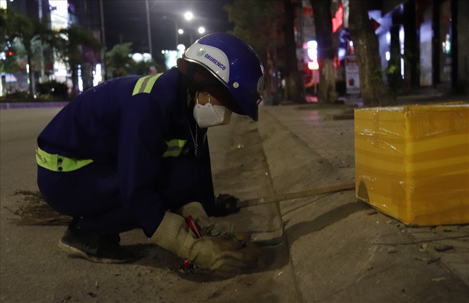 Chị Nguyễn Thị Bình (TP. Đồng Hới) là công nhân vệ sinh môi trường cho biết, chị cũng những người trong đội của mình sẽ bắt đầu quét dọn đường phố sau 10h đêm cho đến khi đã dọn sạch đường phố. “Trời hôm qua với hôm nay lạnh quá, hôm nay còn có mưa phùn nhỏ, mấy chị em tôi cũng cố gắng dọn dẹp nhanh để về nhà tránh cái rét. Trời lạnh như này nên ít người ra đường, chúng tôi dọn dẹp cũng dễ dàng và đỡ phải nhìn xe cộ hơn”, chị Bình cho biết. Ảnh: H.L