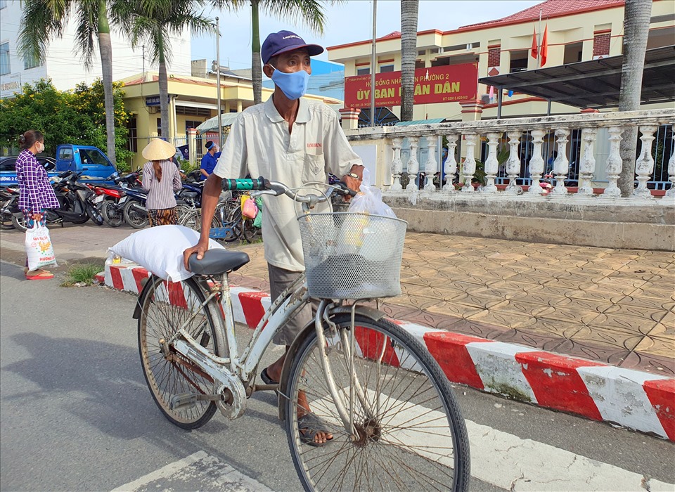 Áp lực giá xăng dầu khiến người nghèo lãnh đủ. Ảnh: Nhật Hồ