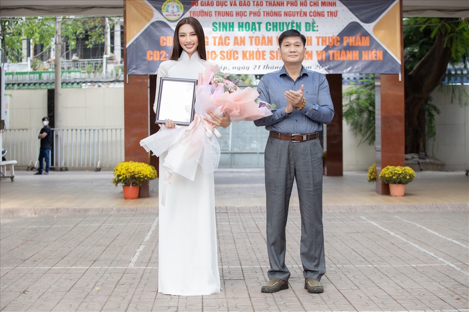 Thùy Tiên cũng được nhận thư và hoa cảm ơn từ Hiệu trưởng - thầy Phan Hồ Hải.