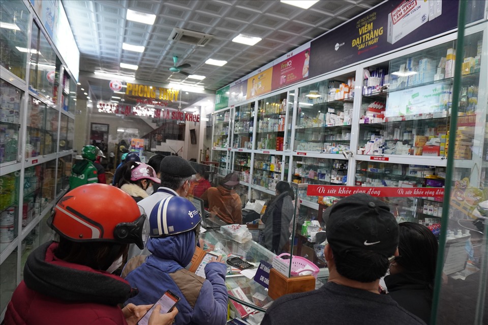 Tại nhà thuốc Phong Thúy (trên đường Trường Thi, phường Trường Thi, TP.Thanh Hóa) chật kín người dân đến mua thuốc. Ảnh: Q.D