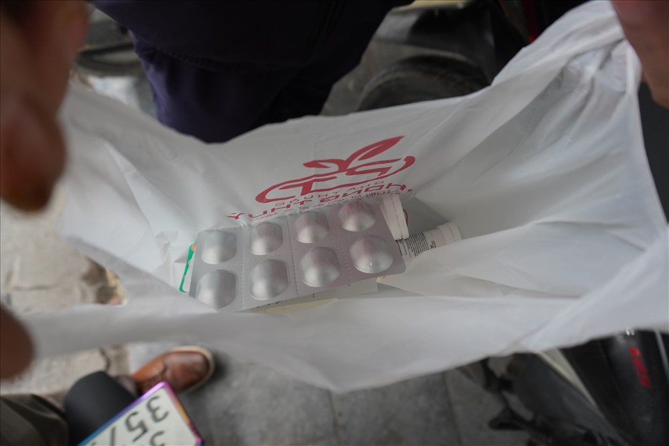 Rất nhiều người dân đến nhà thuốc để mua kít test nhanh, thuốc hạ sốt và các vật dụng y tế trong việc phòng, chống dịch COVID-19. Ảnh: Q.D