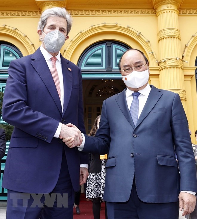Chủ tịch nước Nguyễn Xuân Phúc và Đặc phái viên của Tổng thống Mỹ về Biến đổi khí hậu John Kerry. Ảnh: TTXVN