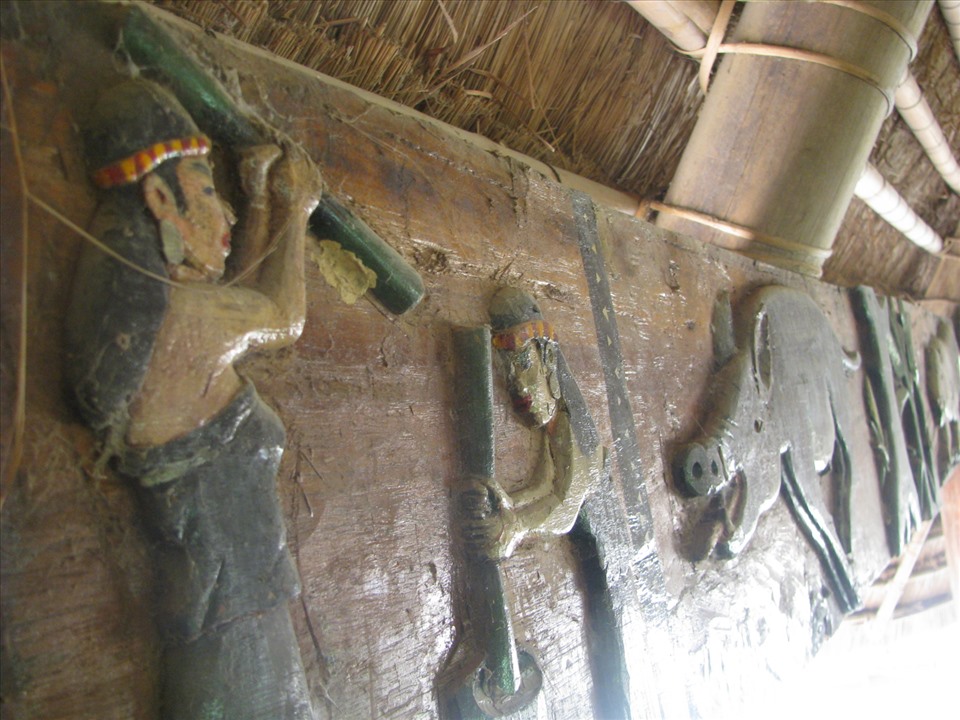 Điêu khắc gỗ, trang trí bên trong nhà Gươil của người Cơ Tu. Ảnh: Thanh Hải