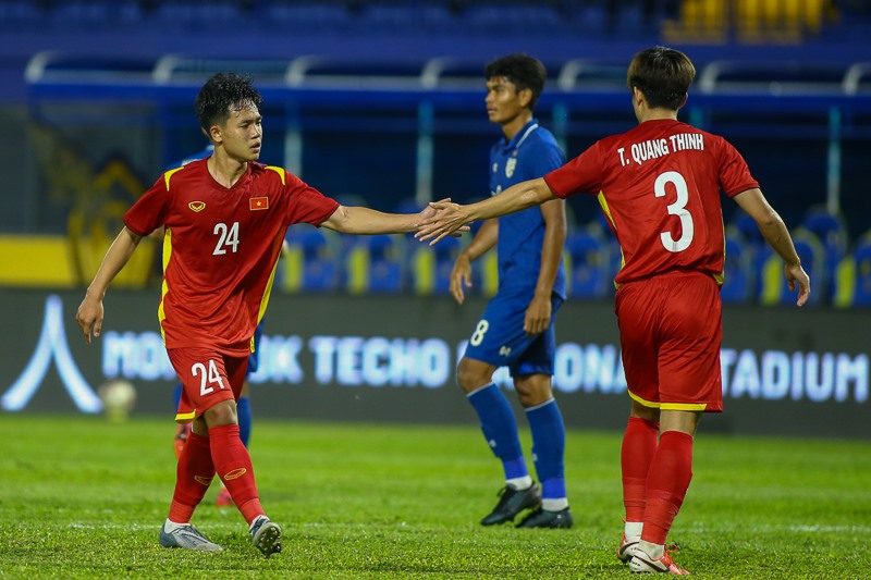 Các cầu thủ U23 Việt Nam nỗ lực thi đấu trên đất Campuchia. Ảnh: VFF