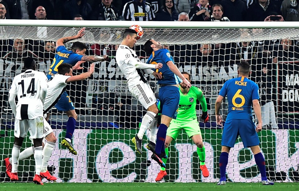 ... đến Juventus, Ronaldo đều gieo sầu cho đội bóng của huấn luyện viên Diego Simeone. Ảnh: UEFA