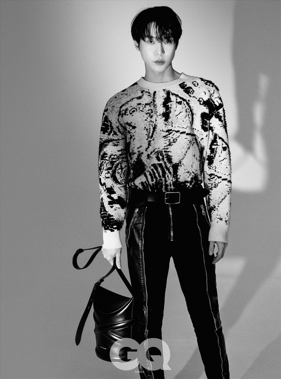 Với tư cách là một người mẫu quảng cáo cho bộ sưu tập mới của thương hiệu thời trang Anh, Doyoung (NCT) đã cho người hâm mộ thấy được một khía cạnh khác của bản thân. Ảnh: Twitter