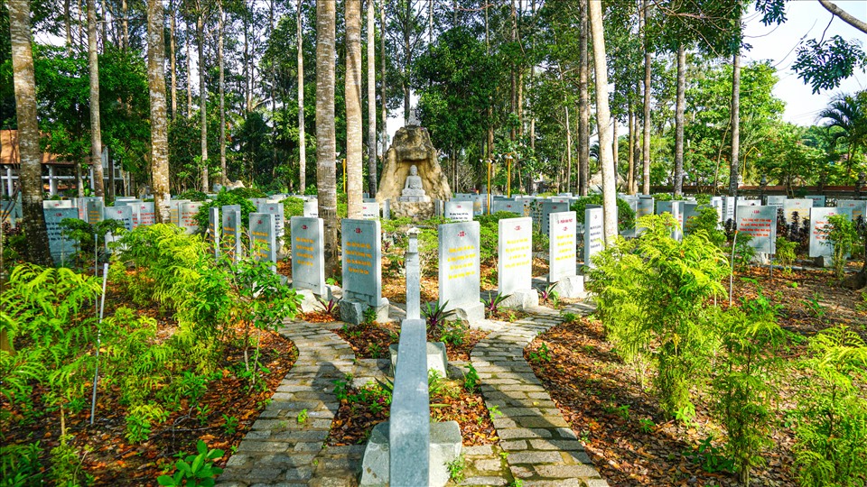 Vườn kinh Pháp cú nằm trong khuôn viên Tổ đình Phước Hậu (chùa Phước Hậu) xã Ngãi Tứ, huyện Tam Bình, tỉnh Vĩnh Long là ngôi chùa cổ đã tồn tại trên 100 năm tuổi.