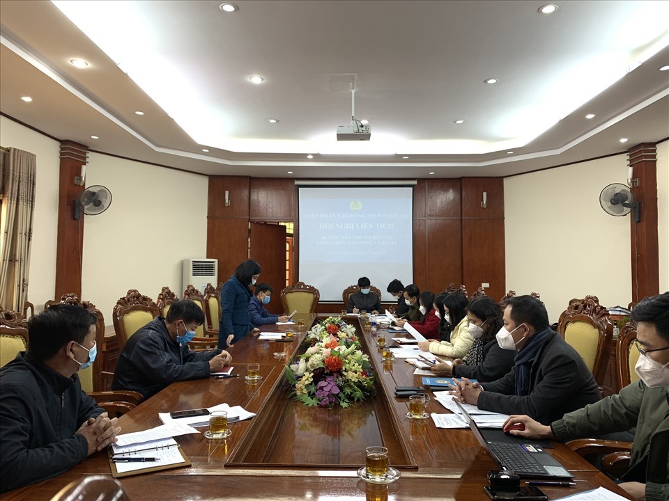 LĐLĐ tỉnh Nghệ An tổ chức Hội nghị liên tịch hướng dẫn chế độ đối với công nhân lao động là F0, F1. Ảnh: Thanh Tùng