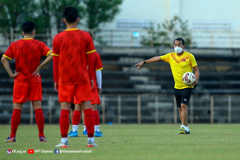 Huấn luyện viên Đinh Thế Nam cùng U23 Việt Nam quyết chiến đấu tới cùng. Ảnh: VFF
