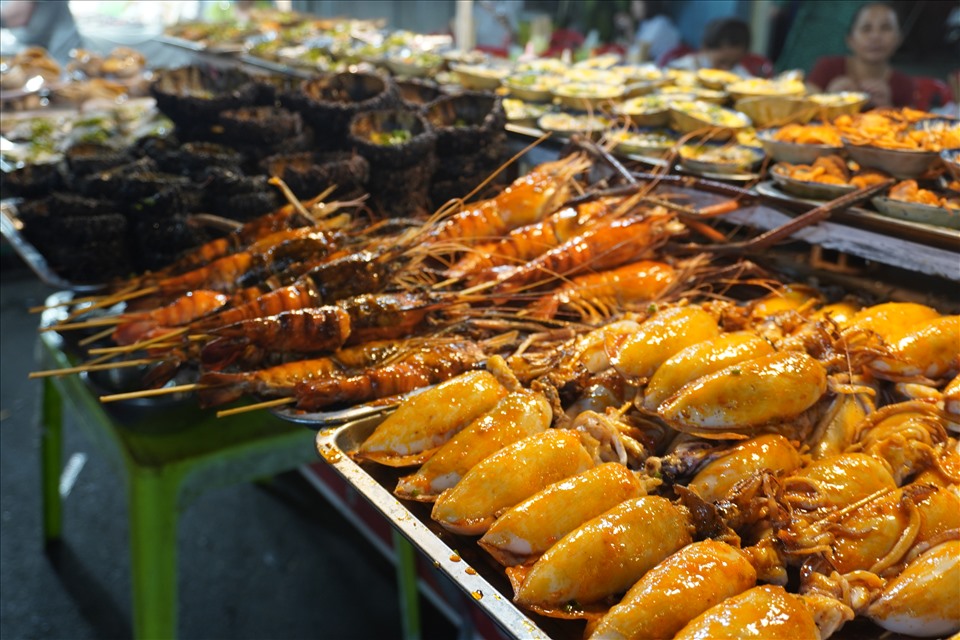 Nhiều mặt hàng được bày trí bắt mắt, các món ăn hải sản tươi sống hấp dẫn du khách nhưng giá cả khá hợp lý.