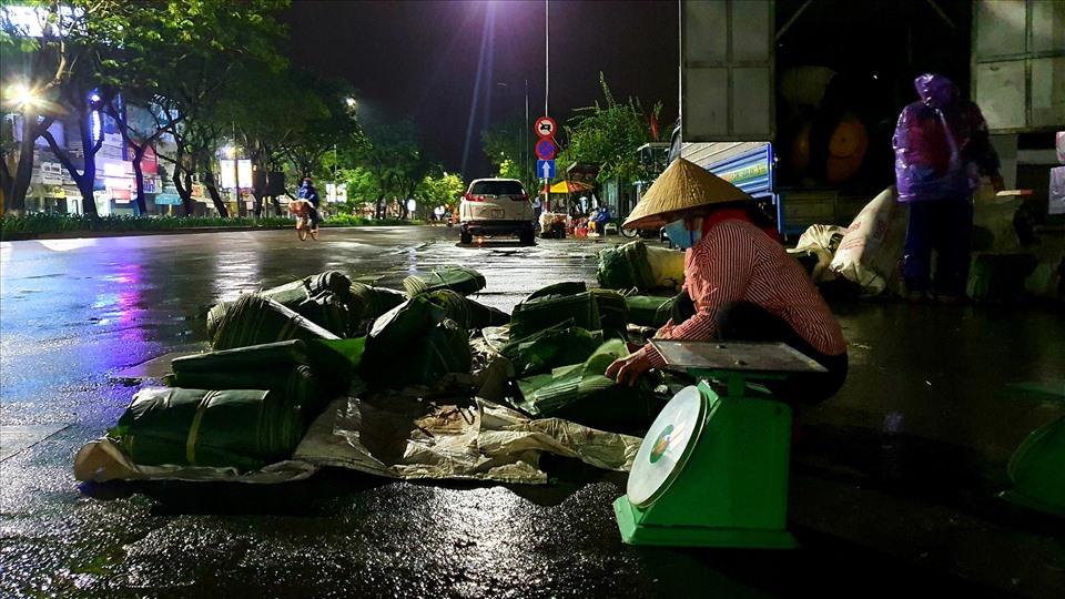 Chị Nga (46 tuổi) cho biết, chị dậy lúc khoảng 2 giờ sáng, đến bãi tập kết chợ Đông Ba để lấy hàng là lá chuối được xe tập kết chở ra từ Quãng Ngãi, sau đó chia ra từng phần và đi bỏ cho các “mối hàng” đến sáng mới xong việc.