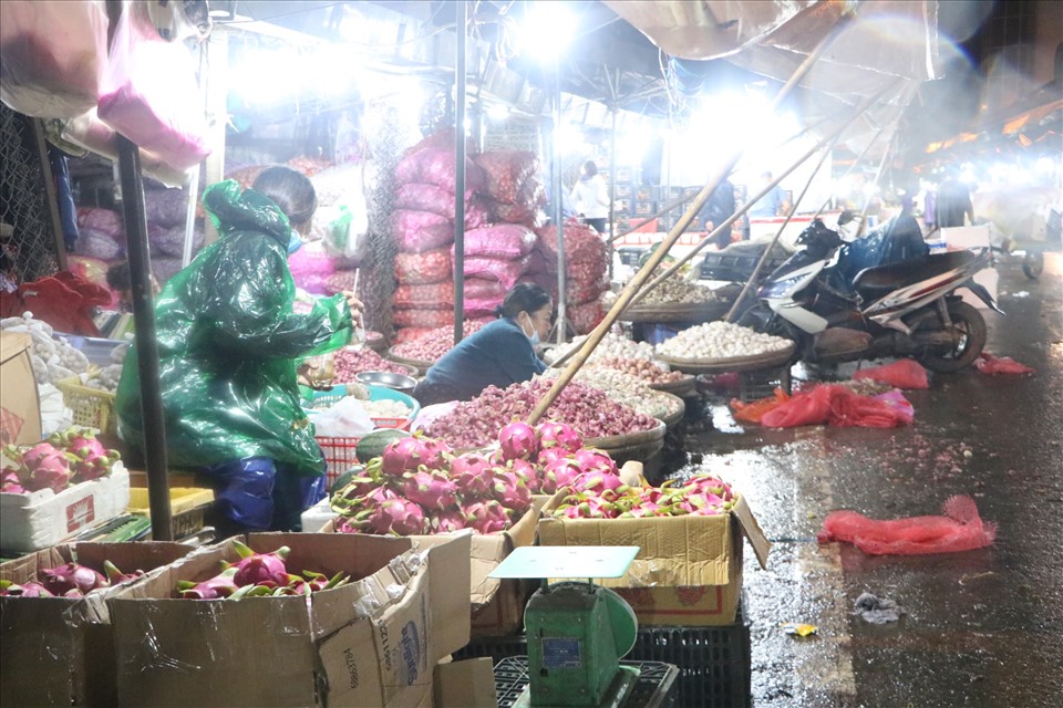 Càng về sáng trời càng buốt, rảnh tay thì những người buôn bán, làm thuê ngồi chụm lại như để tạo hơi ấm cho nhau, chia nhau miếng cau, cốc trà nóng để quên đi cái rét. Mỗi người mỗi việc, nhưng đằng sau những đêm dài lao động vất vả là mưu sinh, là cơm áo gạo tiền cho cả gia đình.