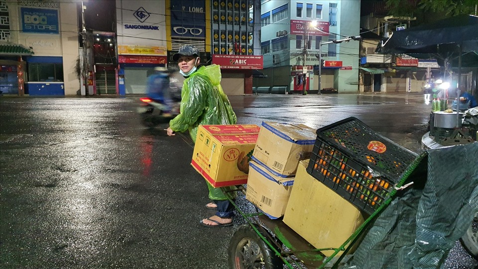 Kéo theo một xe hàng nặng, anh Trần Văn Quang Kim (32 tuổi) hổn hễn: “Mấy nay trời buốt quá, làm như thế này người nóng nhưng tay vẫn lạnh cóng, cứng đơ“.