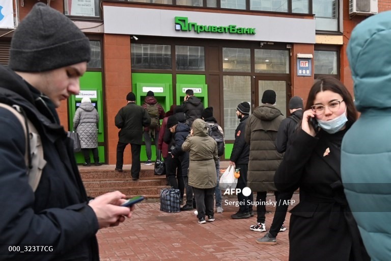 1. 2.  Người dân xếp hàng rút tiền tại một máy rút tiền ở Kyiv sáng 24/2/2022.
