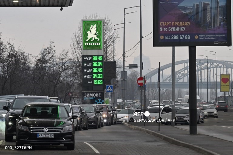 3. Mọi người xếp hàng đến một trạm xăng dầu ở Kyiv vào ngày 24 tháng 2 năm 2022.