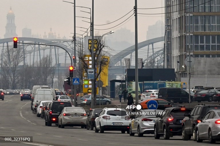 3. Mọi người xếp hàng đến một trạm xăng dầu ở Kyiv vào ngày 24 tháng 2 năm 2022.