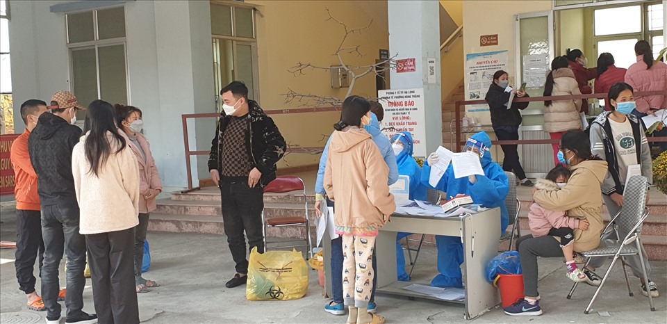 Người dân đến xét nghiệm COVID-19 tại Trạm Y tế phường Hùng Thắng chiều 23.2.2022. Ảnh: Nguyễn Hùng