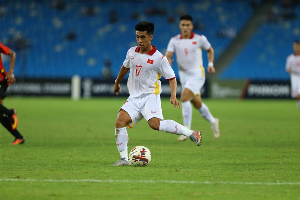 Trung Thành gây sức ép buộc cầu thủ U23 Timor Leste phạm lỗi. Ảnh: T.V