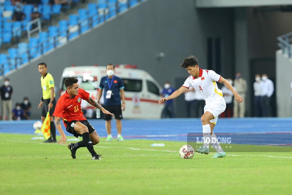 Ảnh: Hàng thủ Timor Leste tỏ ra lúng túng trước sức ép của U23 Việt Nam. Ảnh: TV