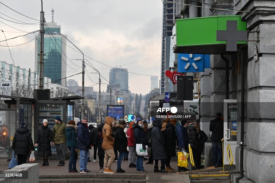 Người dân Ukraina xếp hàng tại một hiệu thuốc ở Kiev vào ngày 24.2. Ảnh: AFP