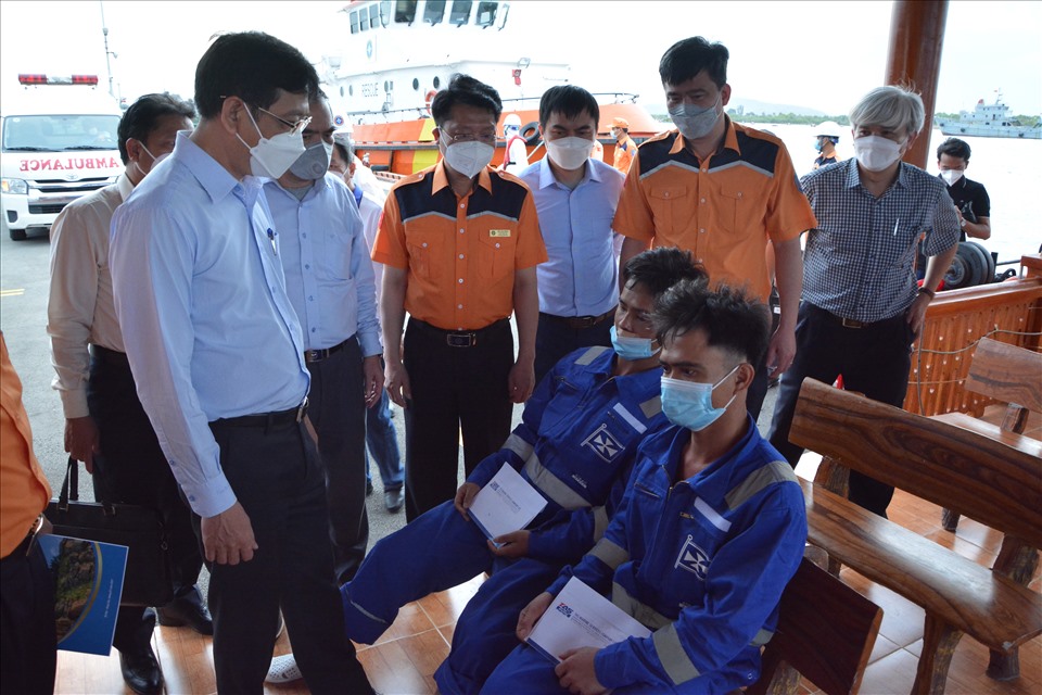 Thứ trưởng Bộ GTTV thăm hỏi các thuyền viên được cứu.