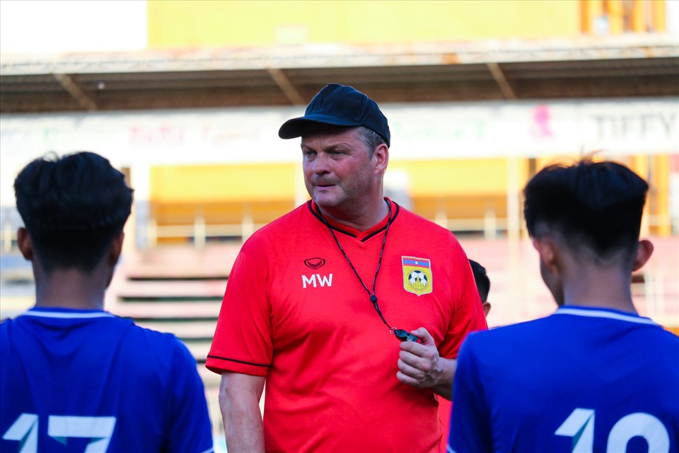 Huấn luyện viên U23 Lào bức xúc cách điều khiển trận đấu của trọng tài người Indonesia. Ảnh: FF