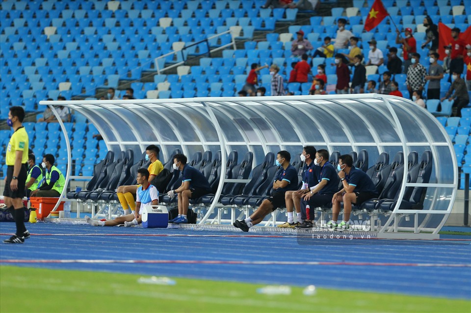 Một trong những hình ảnh khó tin nhất trong lịch sử các giải bóng đá trên thế giới - băng ghế dự bị của U23 Việt Nam chỉ có 2 cầu thủ. Ảnh: T.V