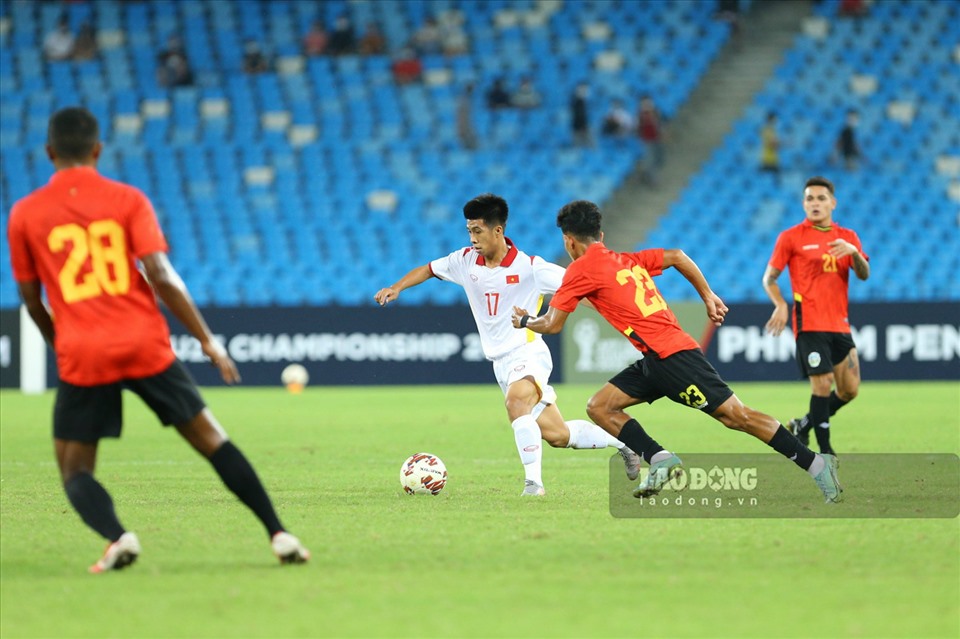 U23 Việt Nam (áo trắng) gặp nhiều khó khăn trước U23 Timor Leste. Ảnh: T.V
